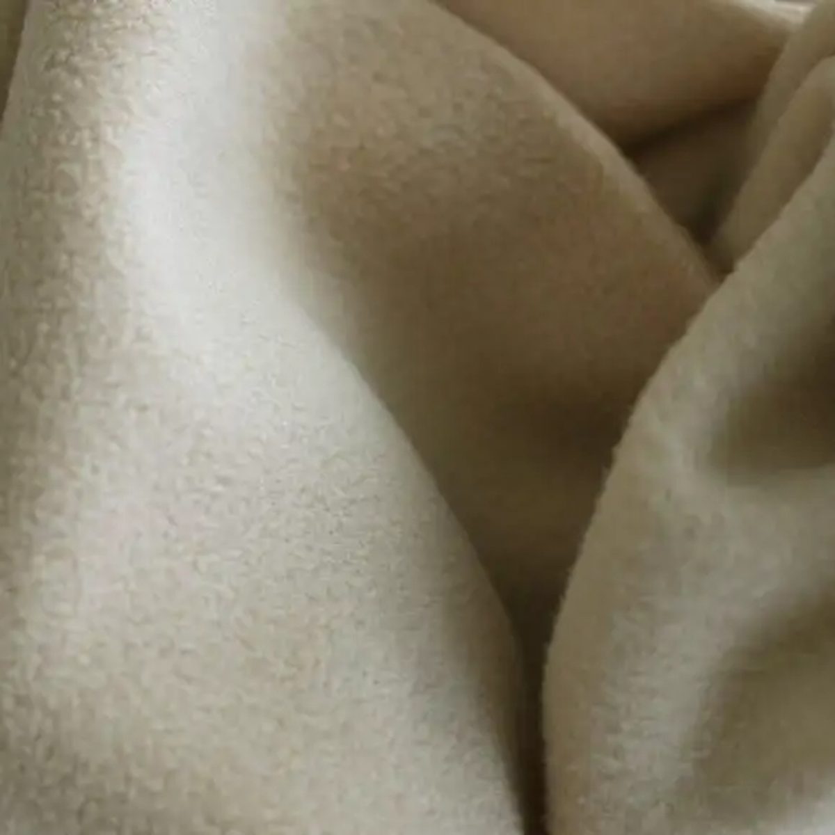 Tela polar nórdico o fleece premium beige en vista de textura con arrugas, por metro y por mayor, Telas Bogotá, Telas Medellín, Telas Cali, Telas Alquería, Textti