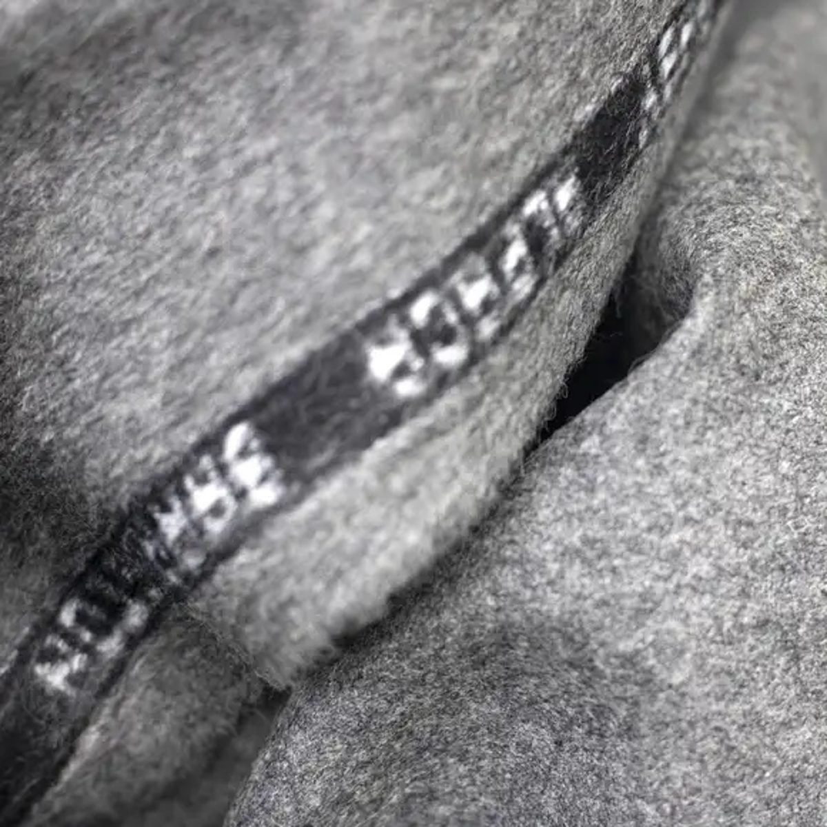 Tela paño alpaca velour o baby alpaca velour gris jaspe claro en vista de textura con arrugas, por metro y por mayor, Telas Bogotá, Telas Medellín, Telas Cali, Telas Alquería, Textti