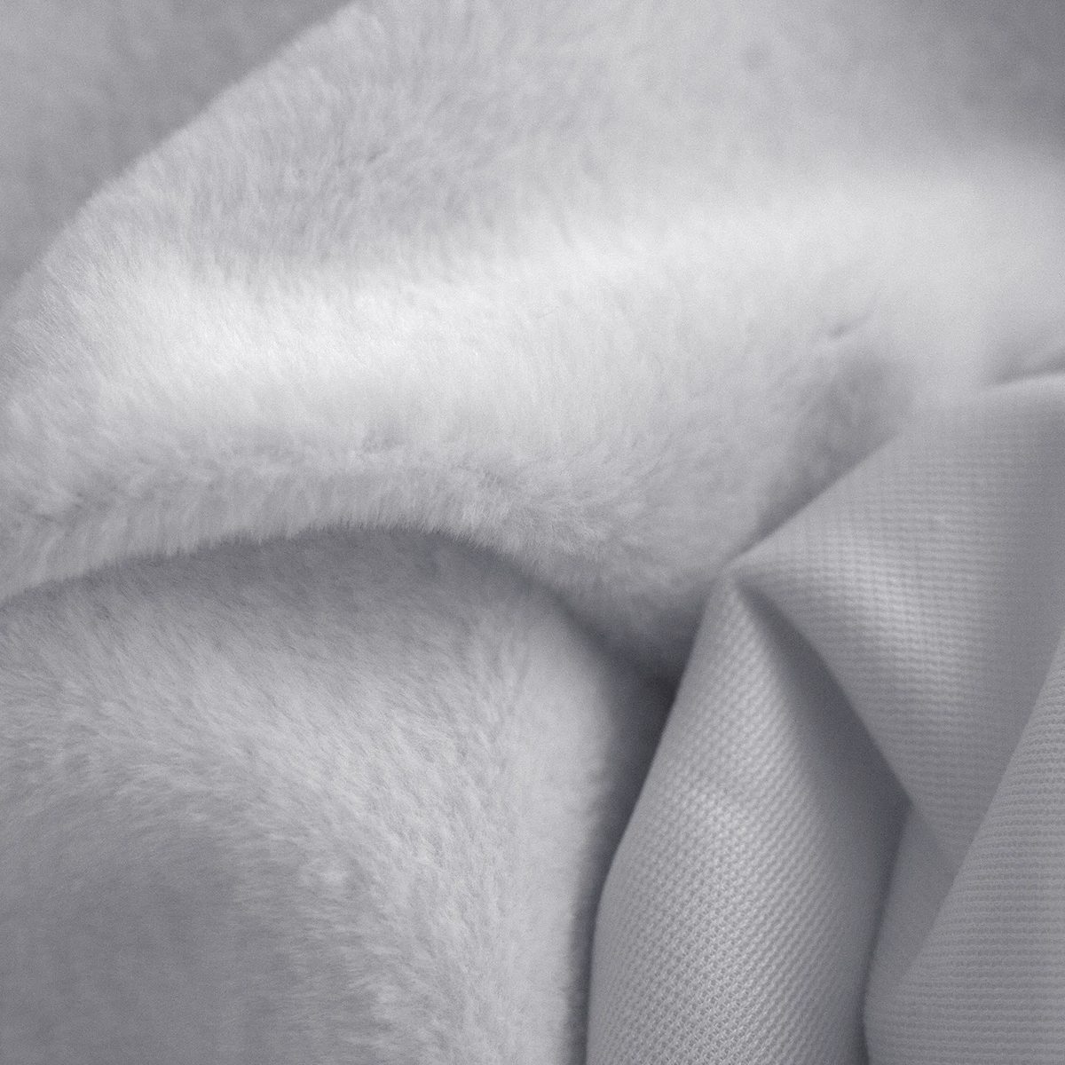 Detalle de textura en Tela Peluche Rabbit blanca, pelo corto uniforme y tacto sedoso