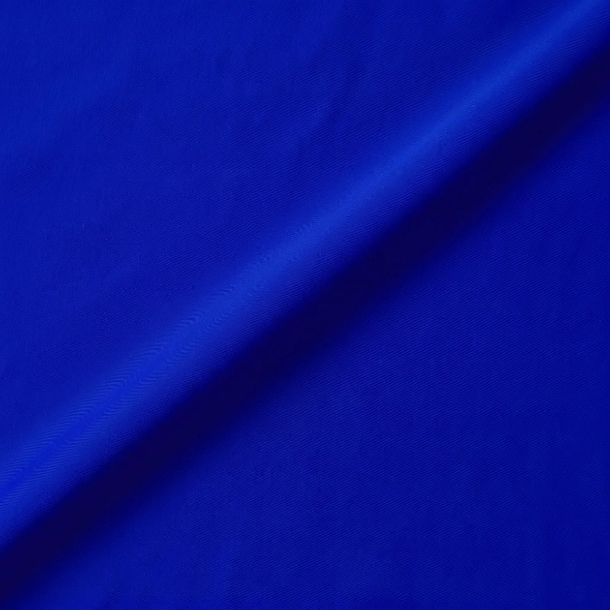 Detalle de la licra italiana UPF 50+ azul rey con un pliegue que muestra el cuerpo de la tela