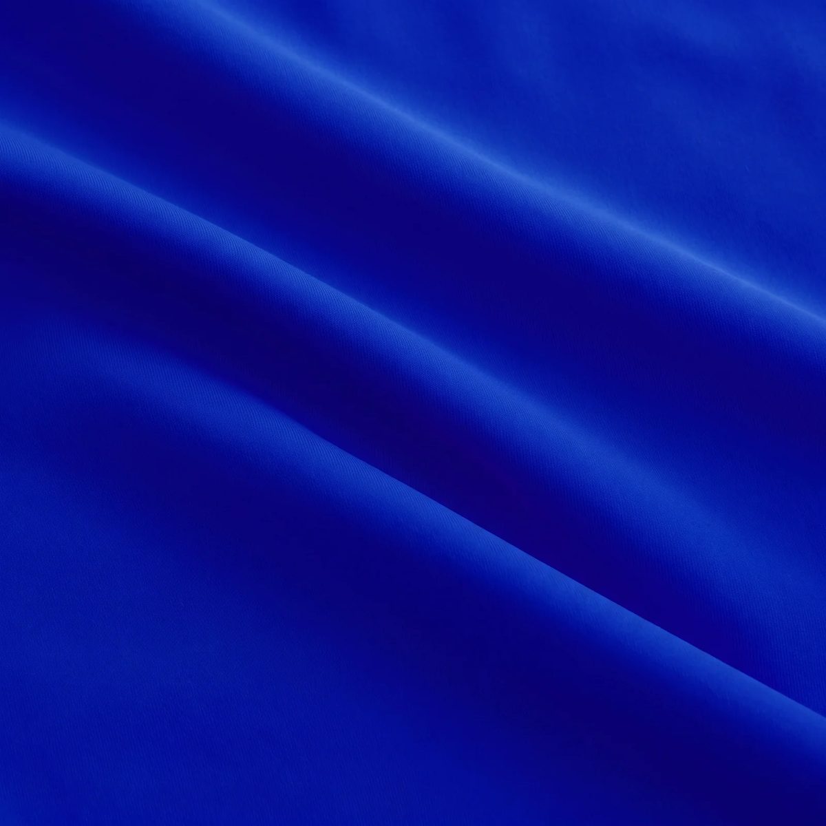 Licra italiana UPF 50+ azul rey formando una ola que muestra su elasticidad