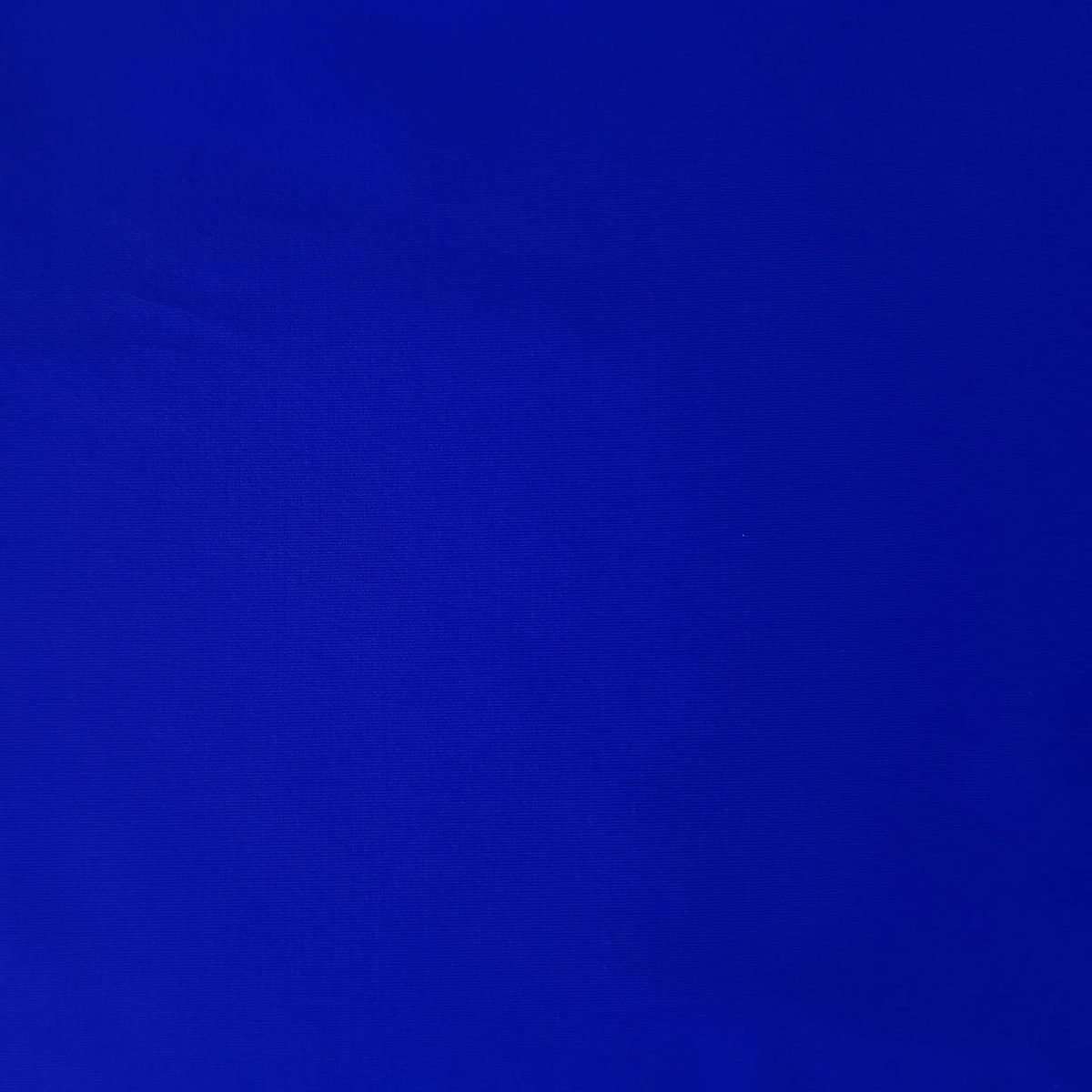 Tela licra italiana UPF 50+ color azul rey para vestidos de bano, vista plana