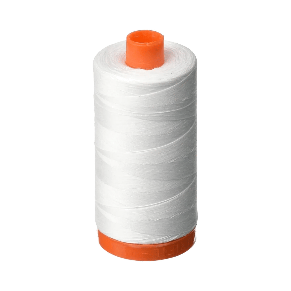 Carrete grande de hilo Aurifil 50wt de algodón blanco, con tapa y base naranja, de pie sobre fondo blanco