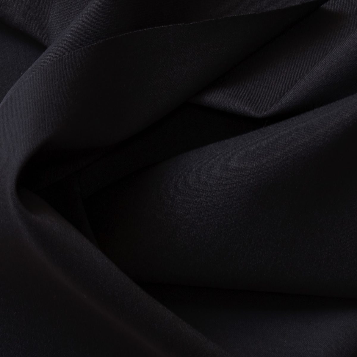 Tela Bengalina Licrada color Negro drapeada mostrando su caída, Textti