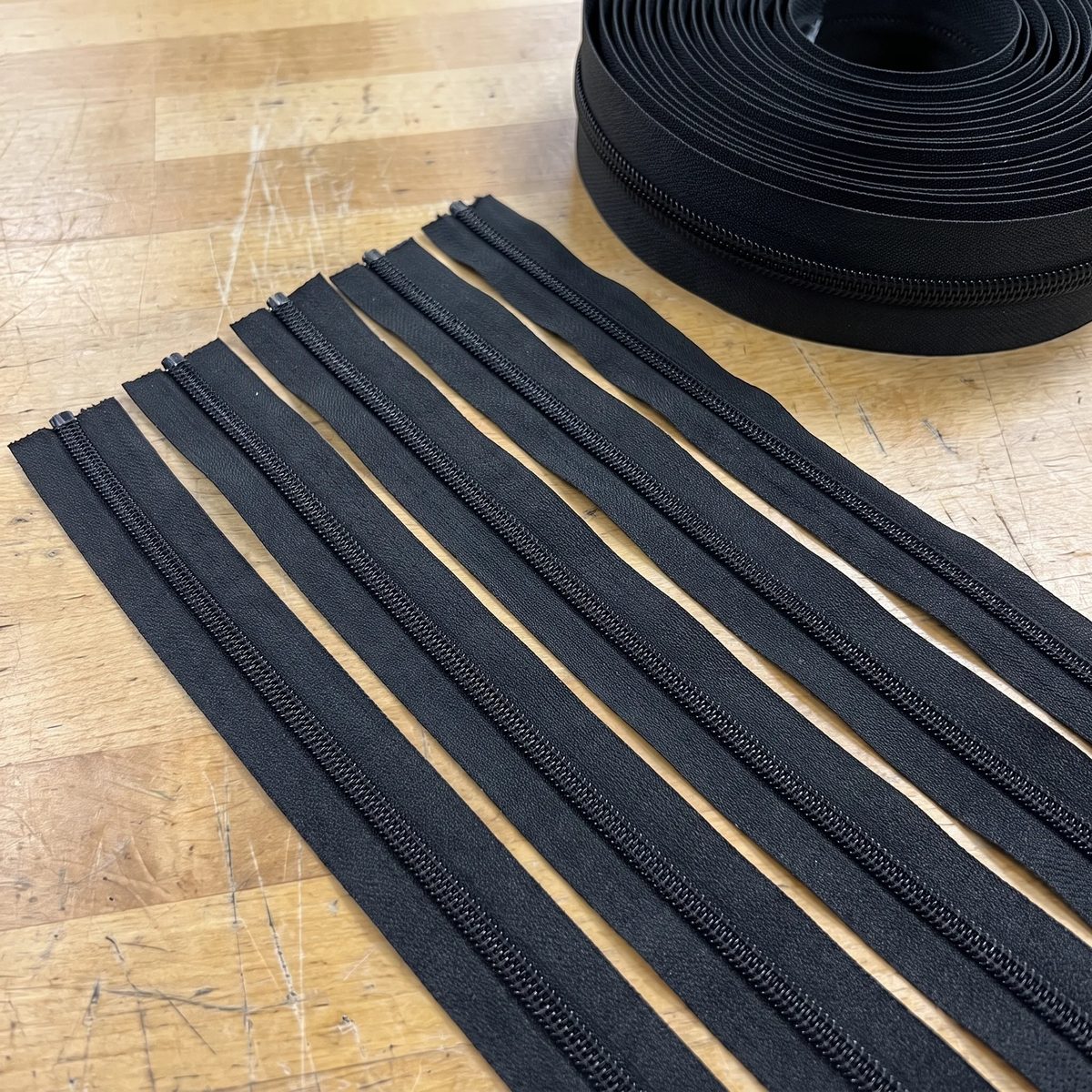 Tramos de cremallera número 10 cortados al mismo largo, listos para coser