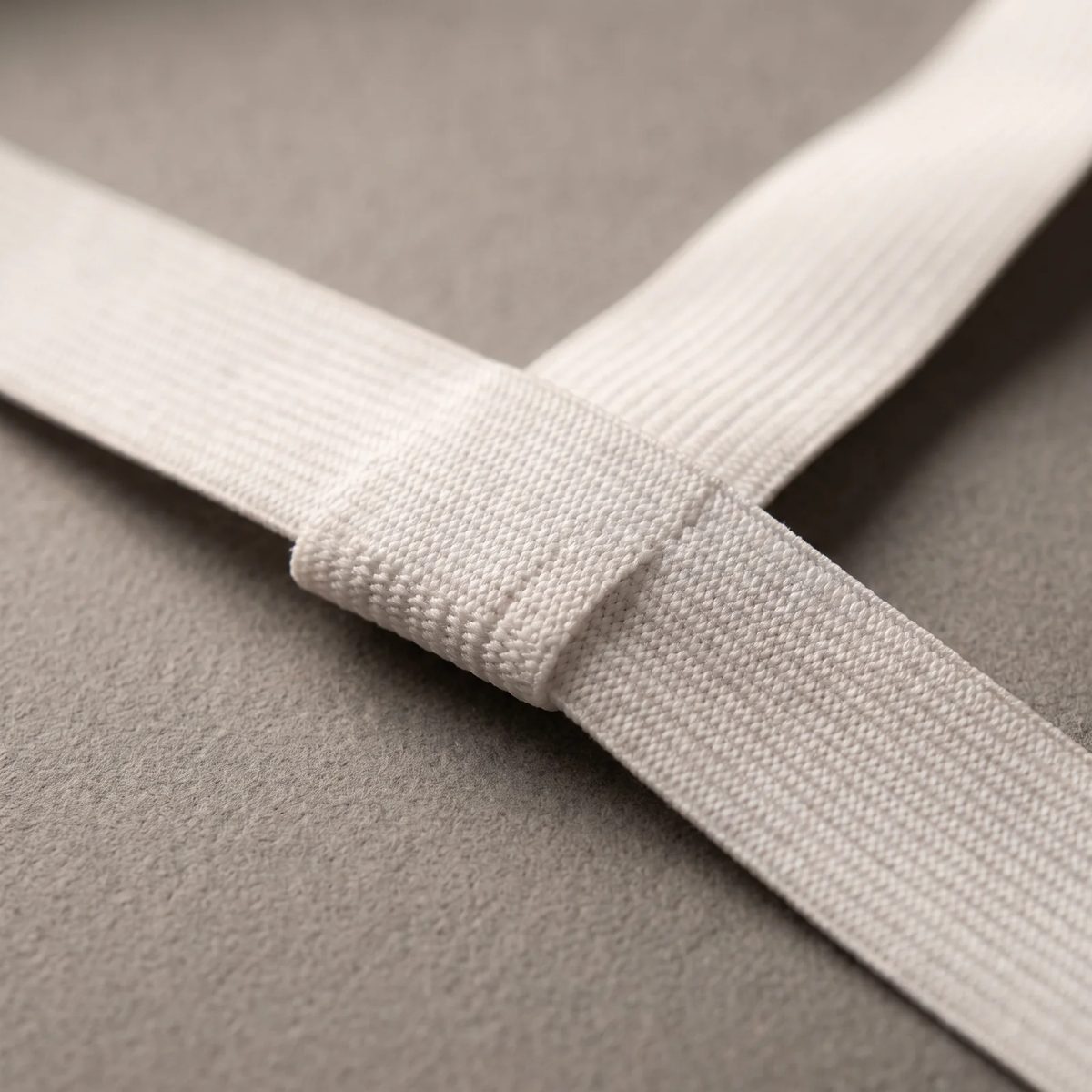 Detalle del acordonado y el borde terminado del elástico blanco
