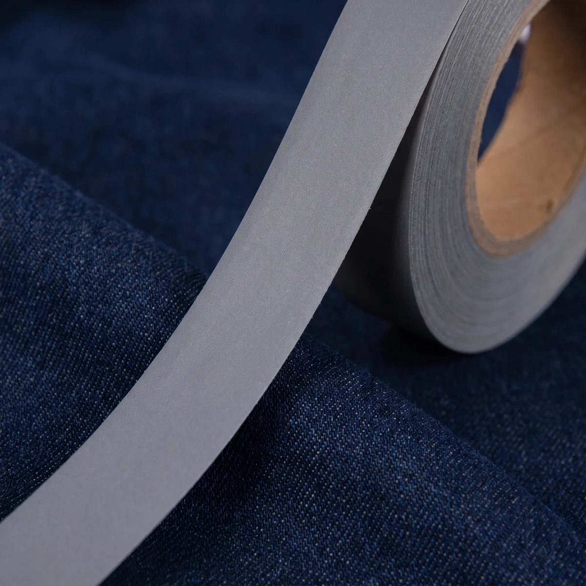 Detalle de la cinta reflectiva gris sobre tela de dril azul