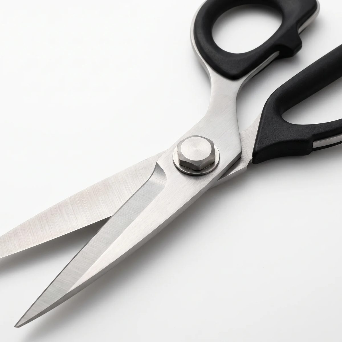 Macro del pivote con tuerca de ajuste y el filo tipo cuchillo de las tijeras Kai 7250