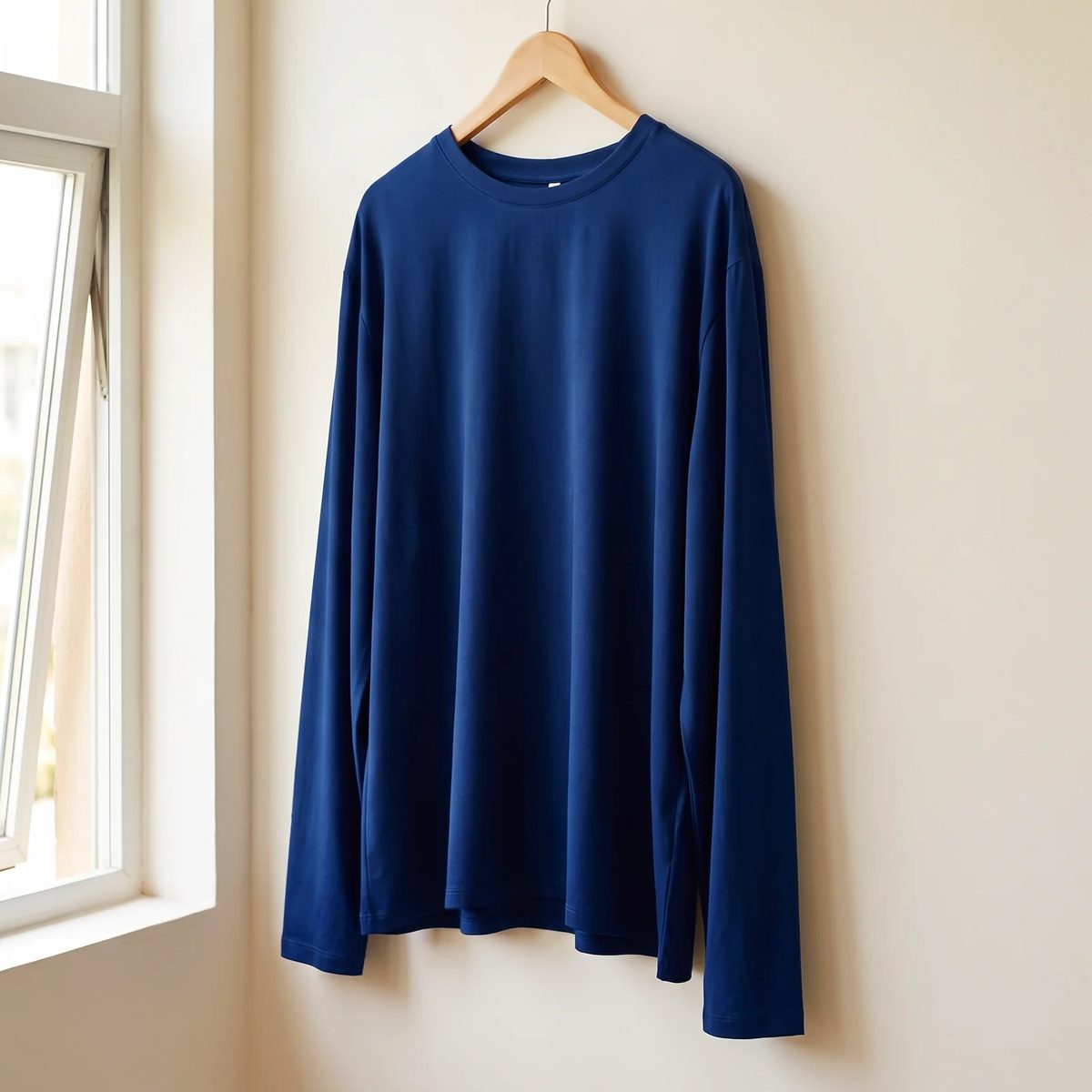 Rayón de bambú color azul oscuro, una camisa fresca hecha en esta tela, colgada junto a la ventana