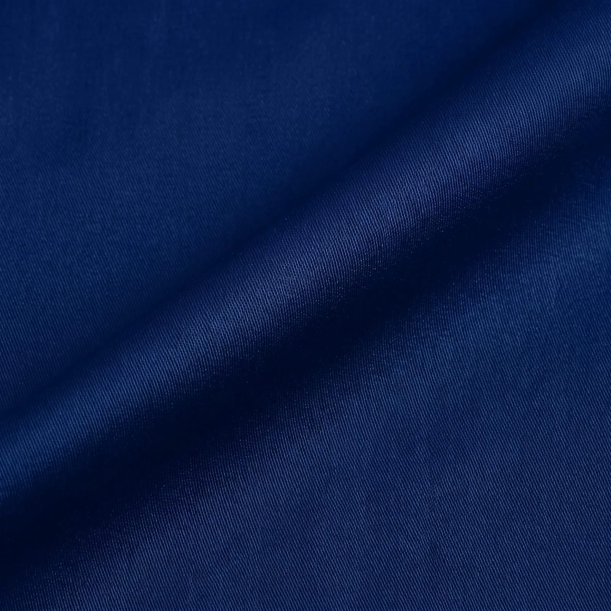 Rayón de bambú color azul oscuro, de cerca, con un pliegue, para ver lo fina y fluida que es