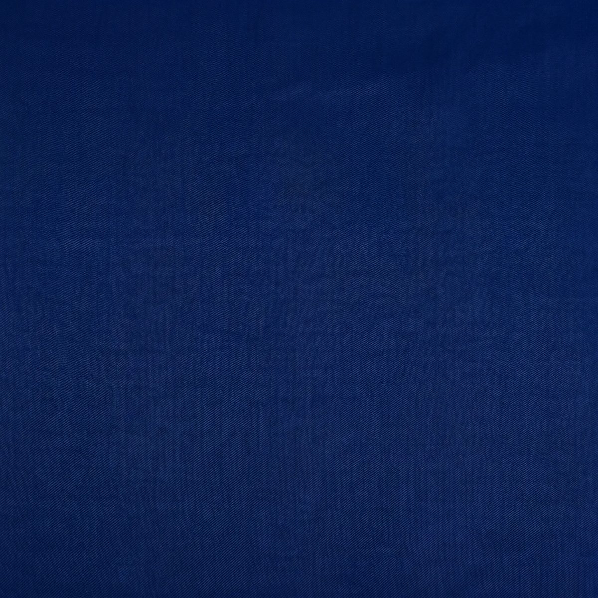Rayón de bambú color azul oscuro, extendida, para ver el tejido liso y parejo y el color