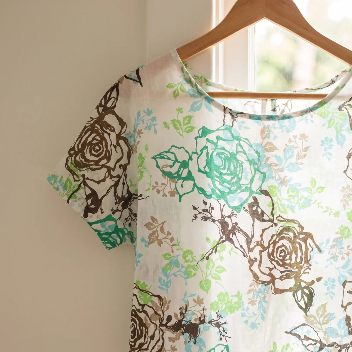 Batista de Algodón Estampada, una blusa de verano hecha en esta batista estampada, colgada junto a la ventana
