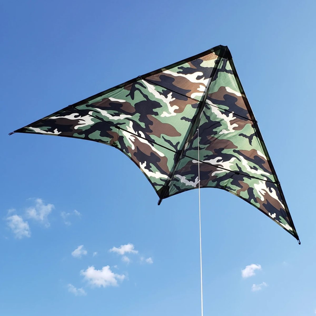Ripstop de Nylon Impermeable color camuflado verde: una cometa delta hecha en Ripstop de Nylon Impermeable volando contra el cielo
