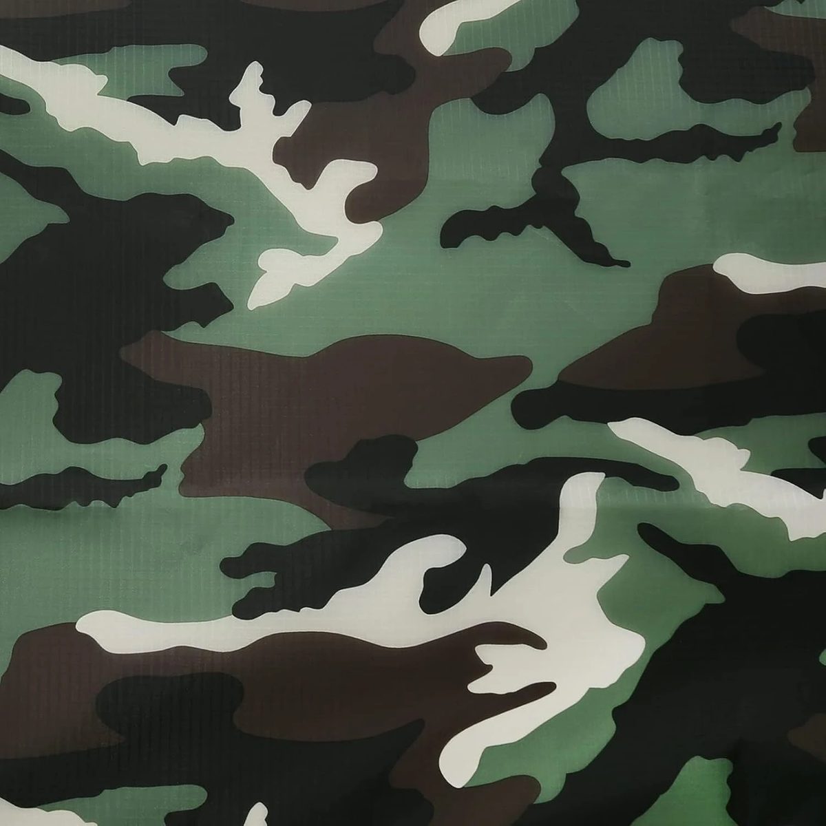 Ripstop de Nylon Impermeable color camuflado verde, extendida con pliegues suaves, para ver el color y el brillo